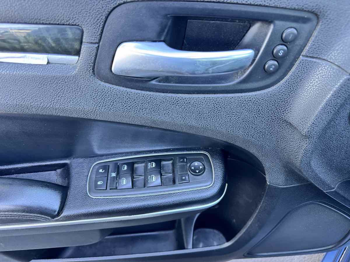 Used 2011 Chrysler 300 C RWD image 37
