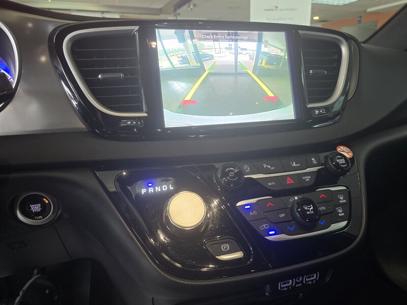 Used 2025 Chrysler Pacifica Select FWD image 24