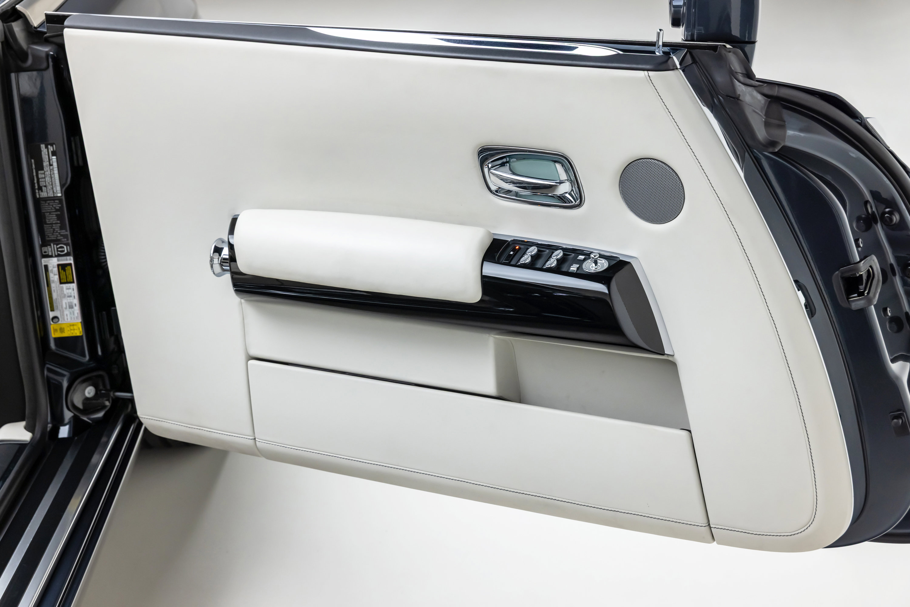Used 2013 Rolls-Royce Phantom Drophead Coupe image 38