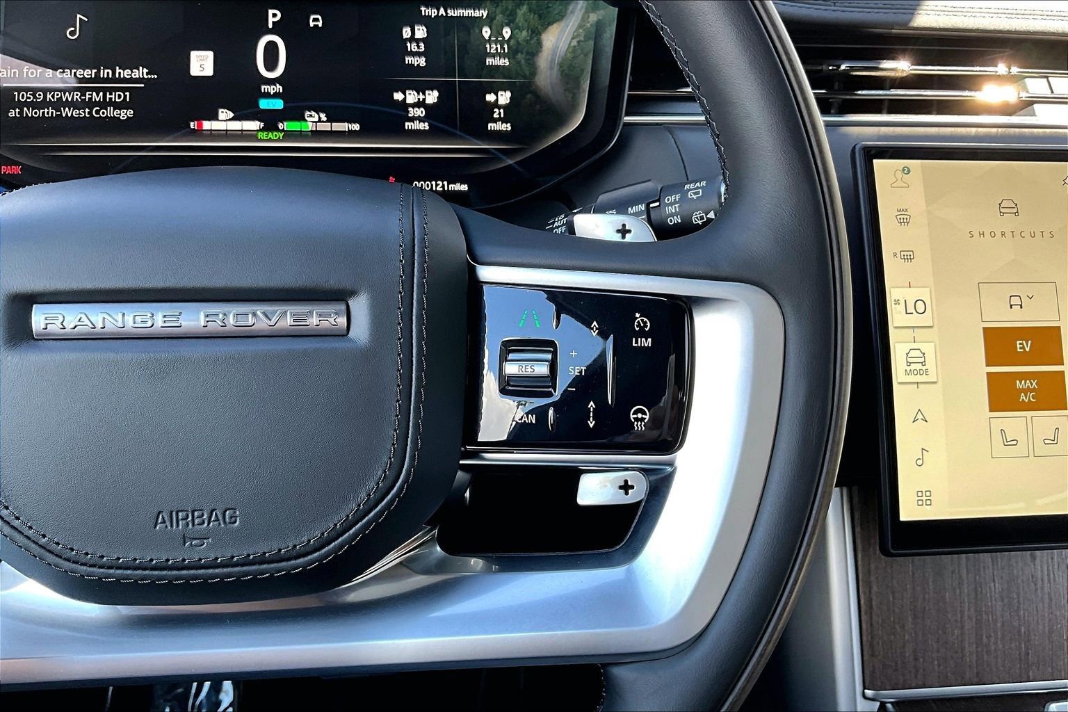 Used 2025 Land Rover Range Rover SE image 18