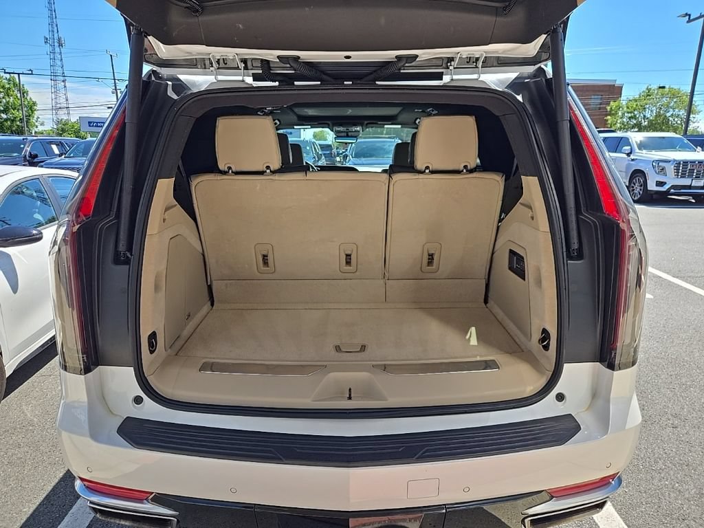 Used 2024 Cadillac Escalade Premium Luxury AWD/4WD image 61