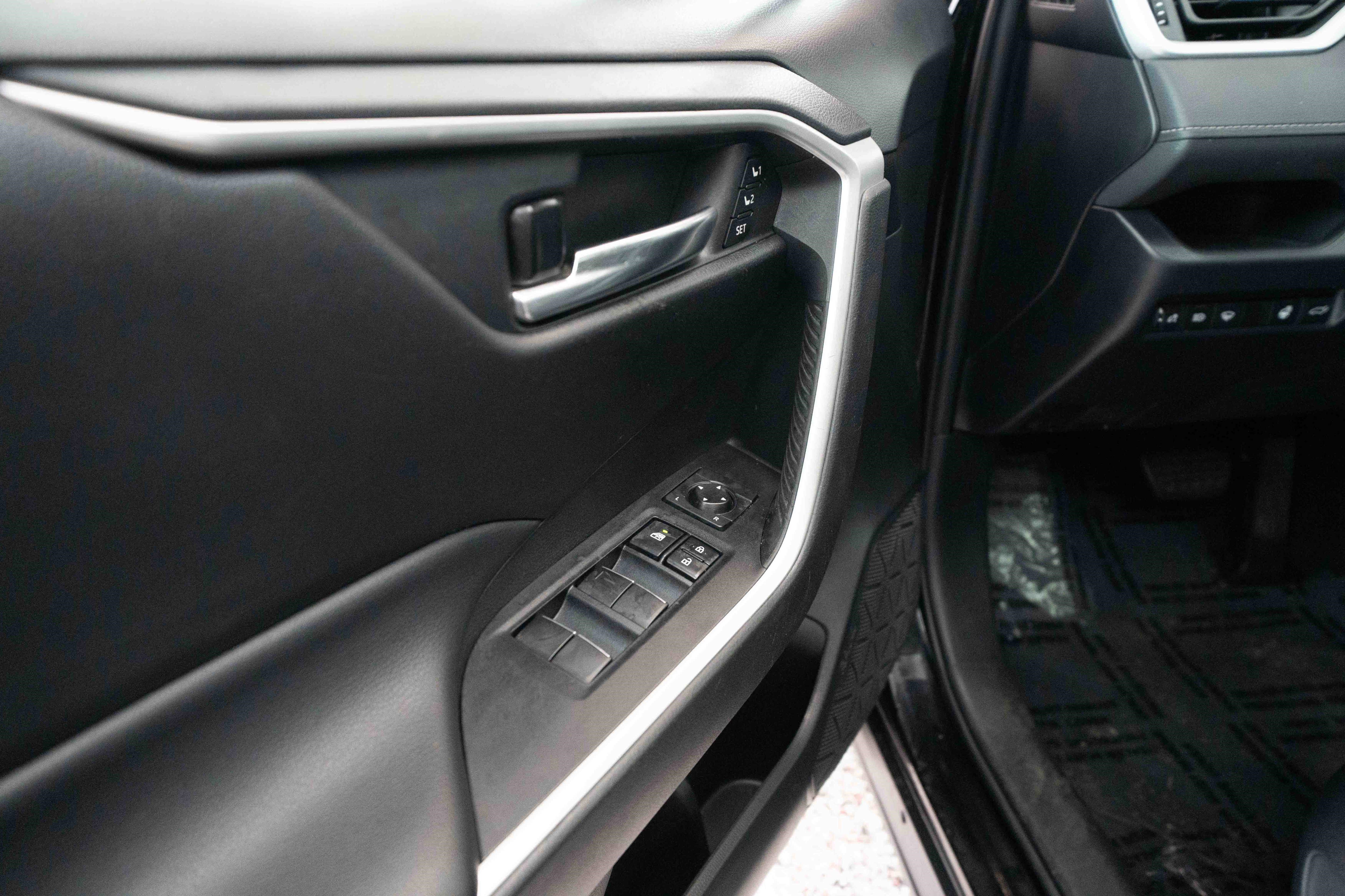 Used 2021 Toyota RAV4 XLE Premium image 7