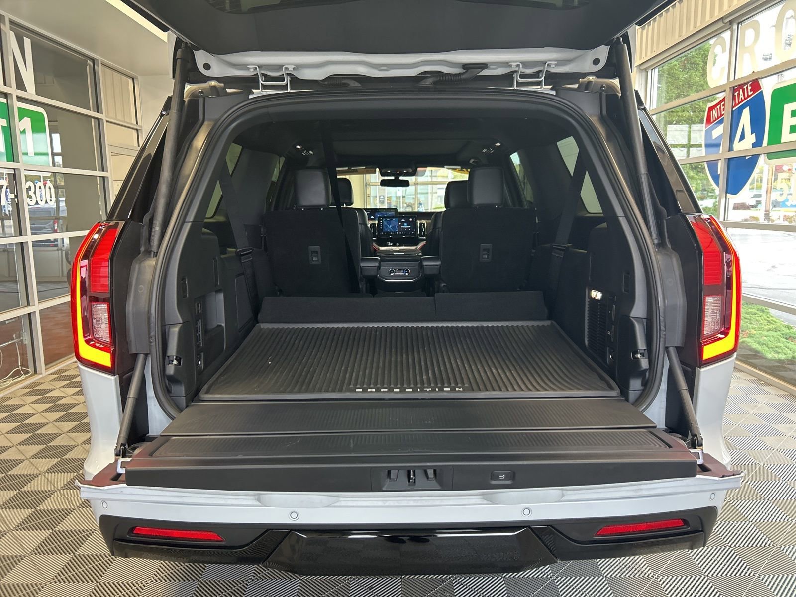 Used 2025 Ford Expedition Max Platinum w/ Stealth Appearance Package image 13