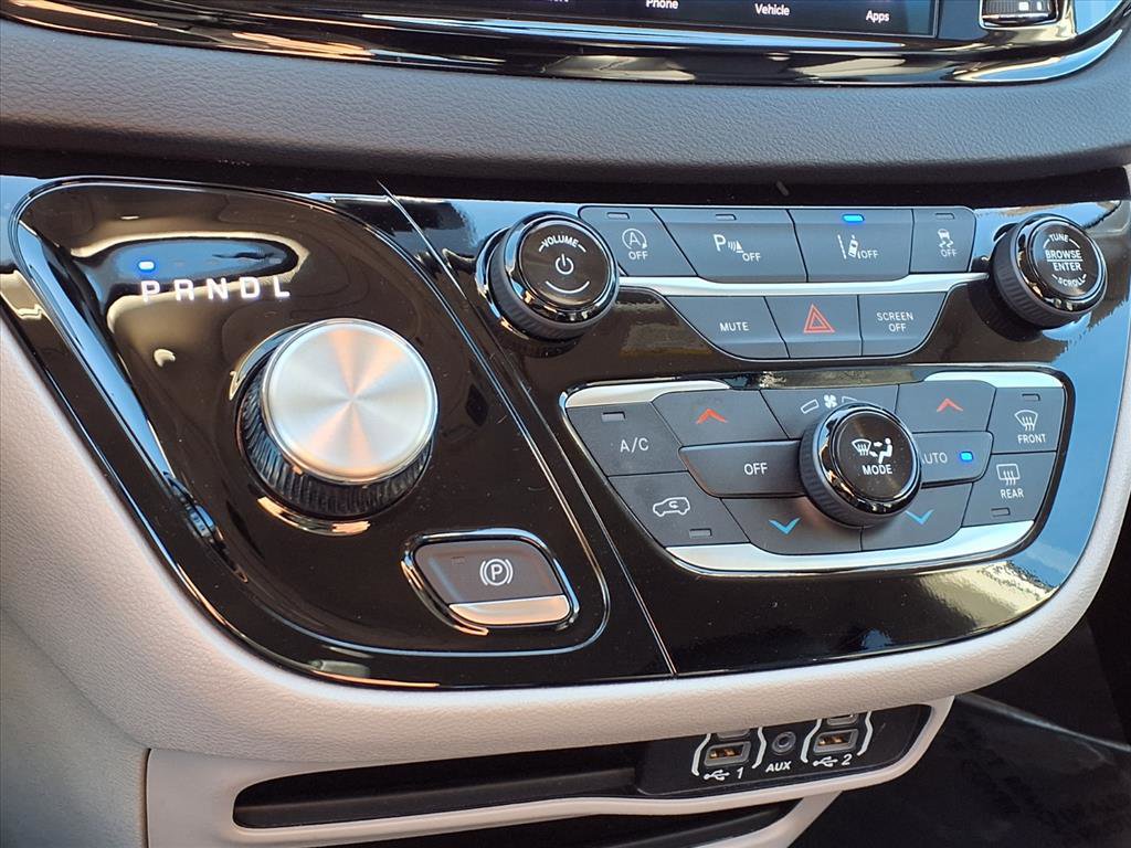 Used 2024 Chrysler Pacifica Touring-L image 11