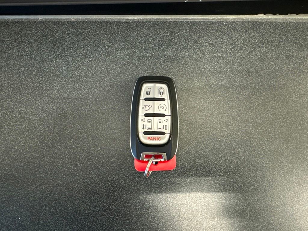 Used 2025 Chrysler Pacifica Limited w/ Trailer Tow Group AWD/4WD image 9