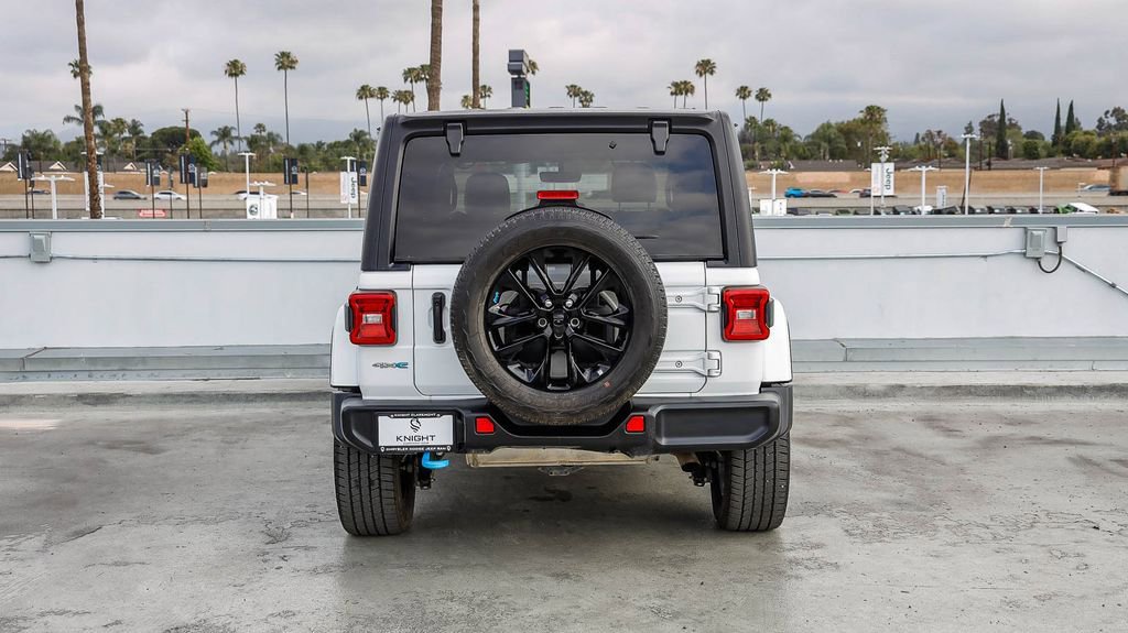 Used 2023 Jeep Wrangler Unlimited Sahara AWD/4WD image 8