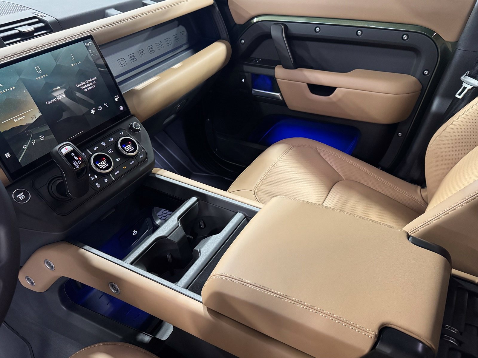 New 2026 Land Rover Defender 130 X-Dynamic SE AWD/4WD image 15
