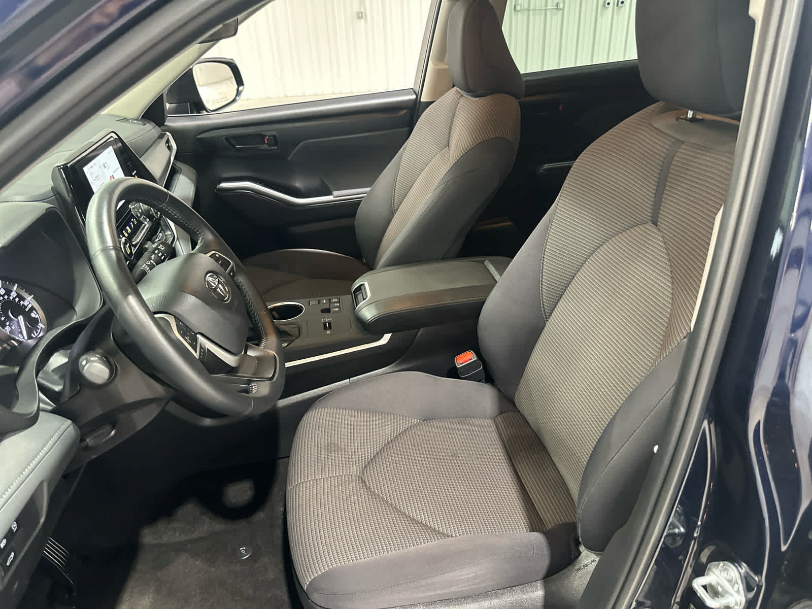 Used 2025 Toyota Highlander LE FWD image 17
