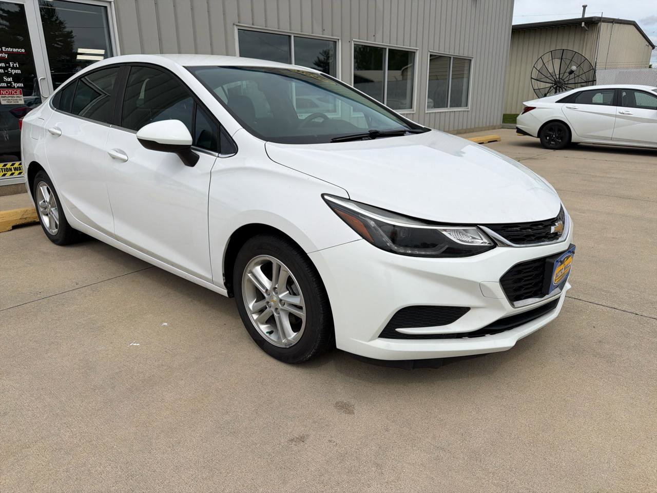 Used 2017 Chevrolet Cruze LT FWD image 3