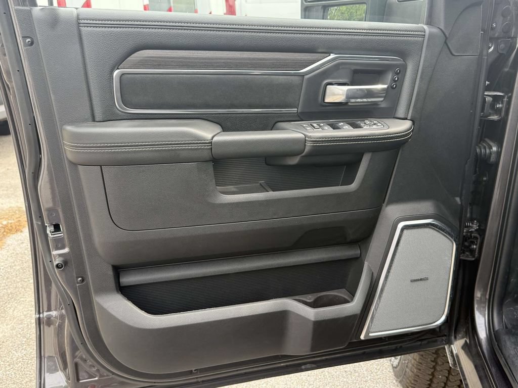 New 2026 RAM 2500 Laramie AWD/4WD image 15