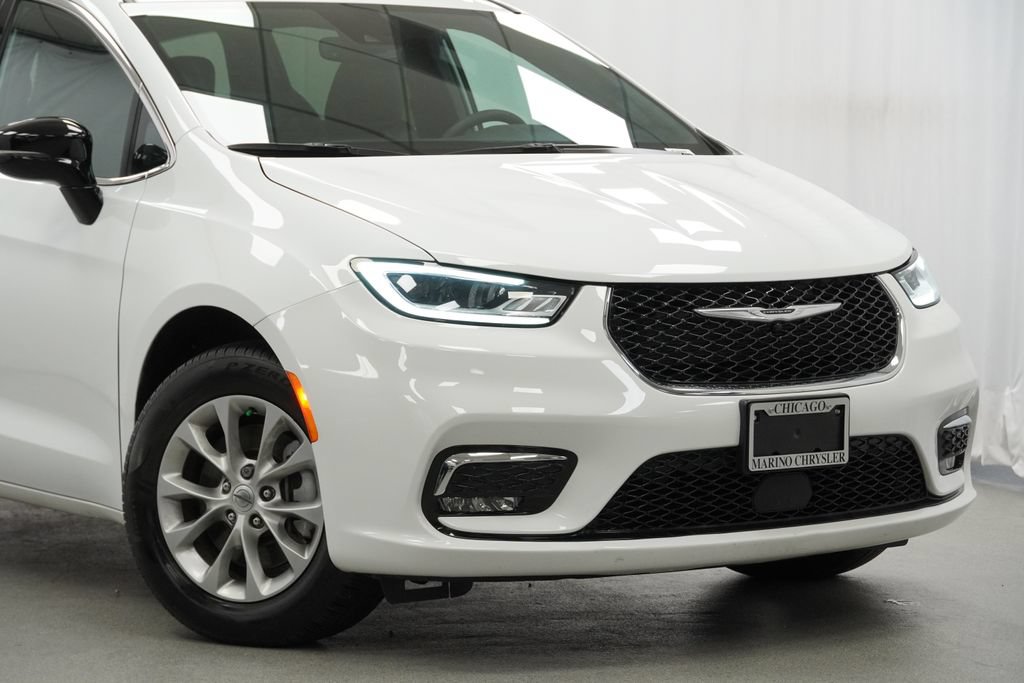 Certified 2025 Chrysler Pacifica Select AWD/4WD image 3