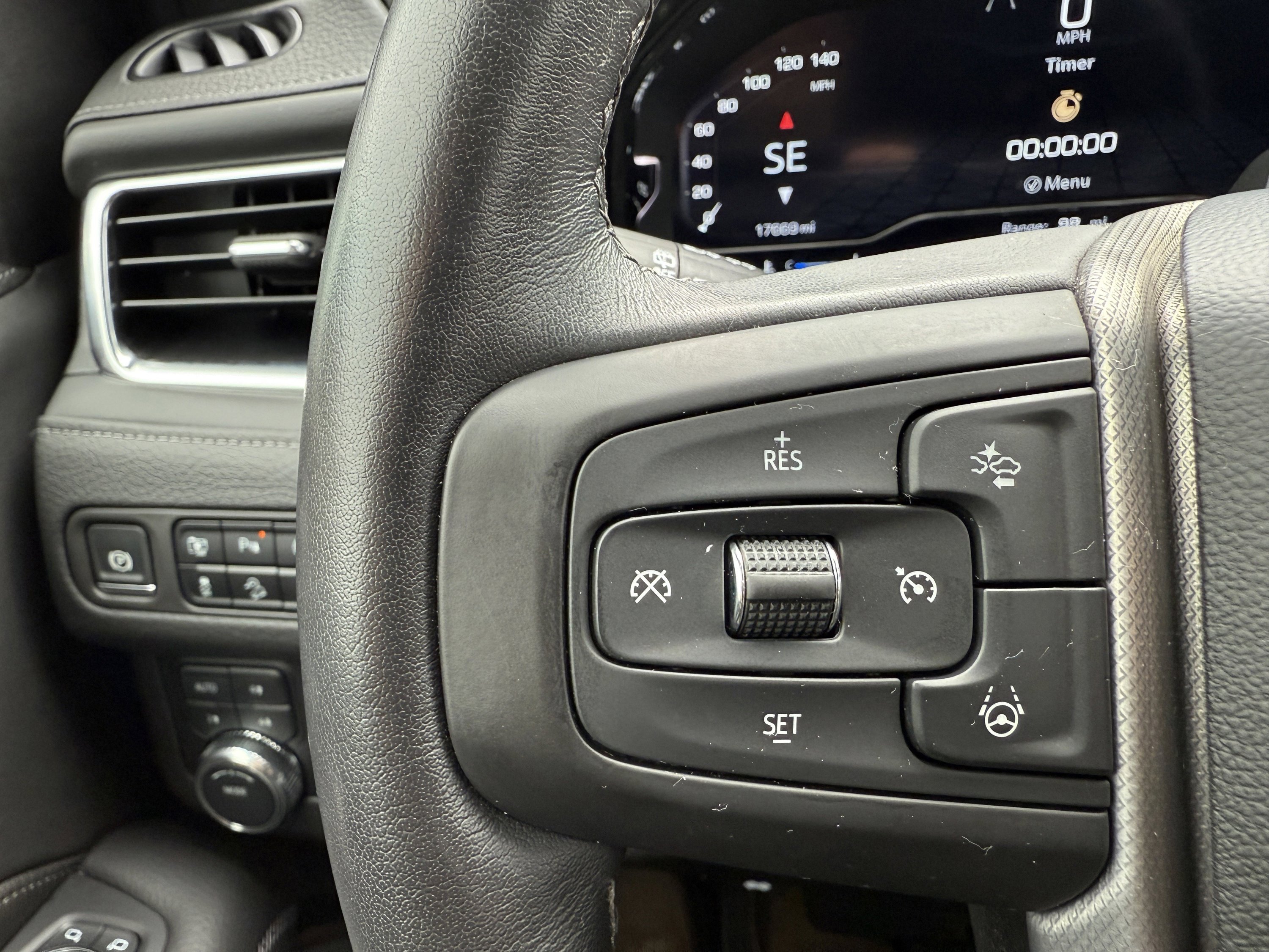 Used 2024 GMC Yukon XL Denali w/ Advanced Technology Package image 40