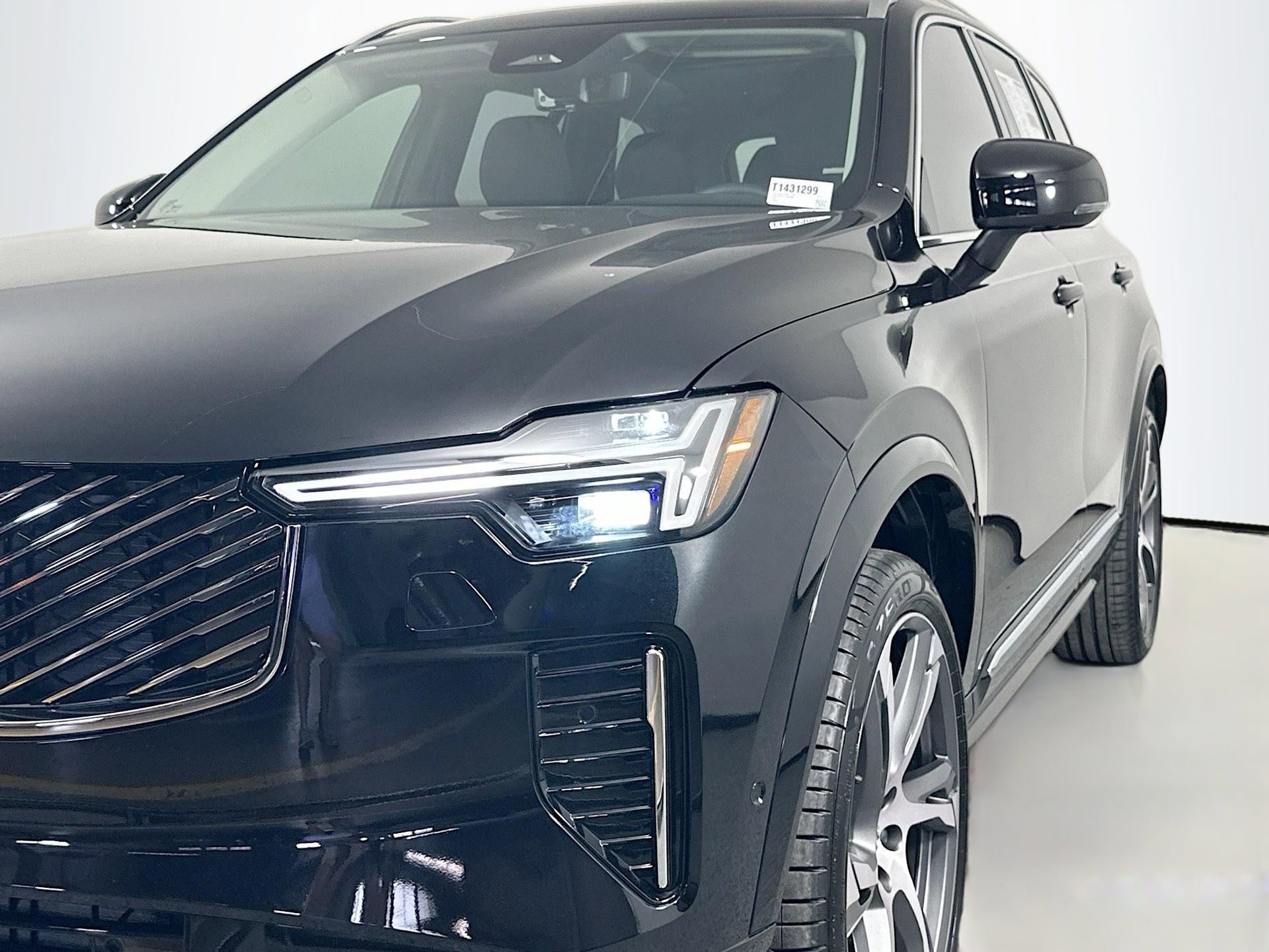 New 2026 Volvo XC90 B5 Plus w/ Protection Package Premier AWD/4WD image 8