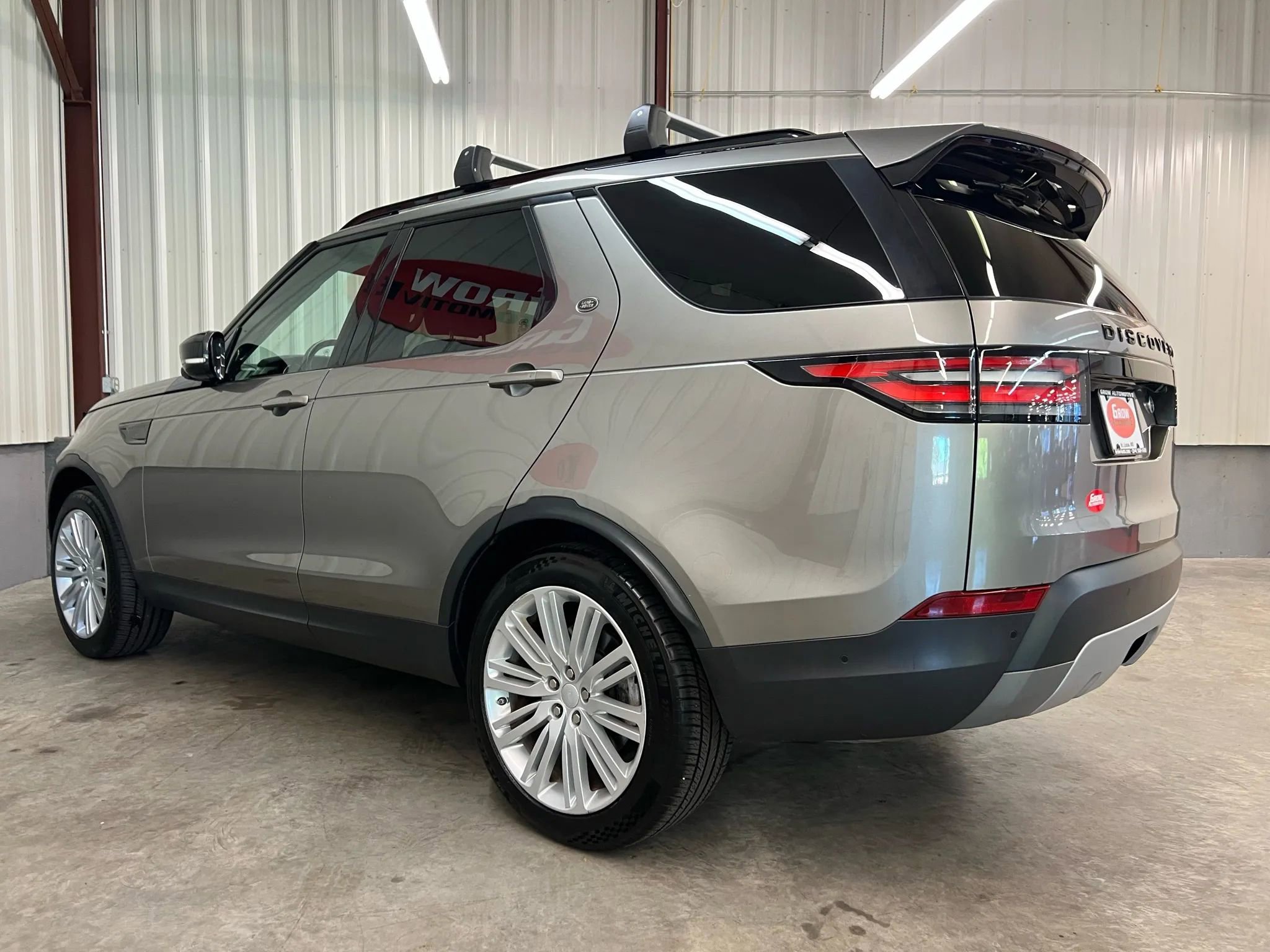 Used 2017 Land Rover Discovery First Edition image 12