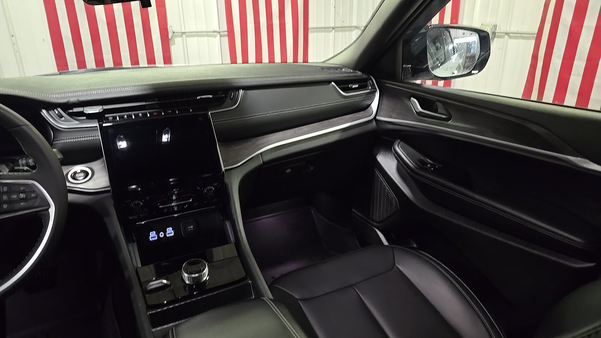 Used 2025 Jeep Grand Cherokee L Limited w/ Black Appearance Package image 16