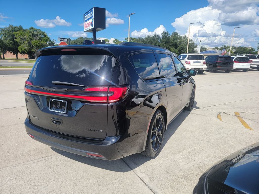 Used 2025 Chrysler Pacifica Limited FWD image 5