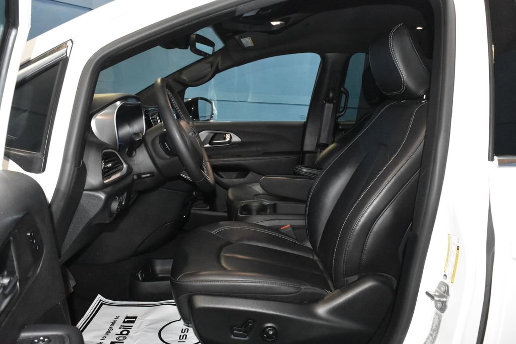 Used 2025 Chrysler Pacifica Select image 7