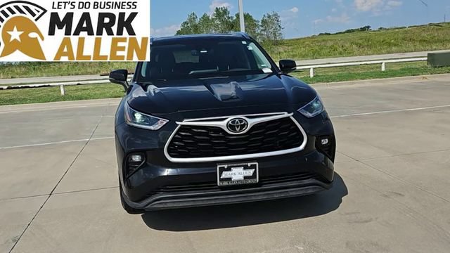 Used 2021 Toyota Highlander XLE AWD/4WD image 3