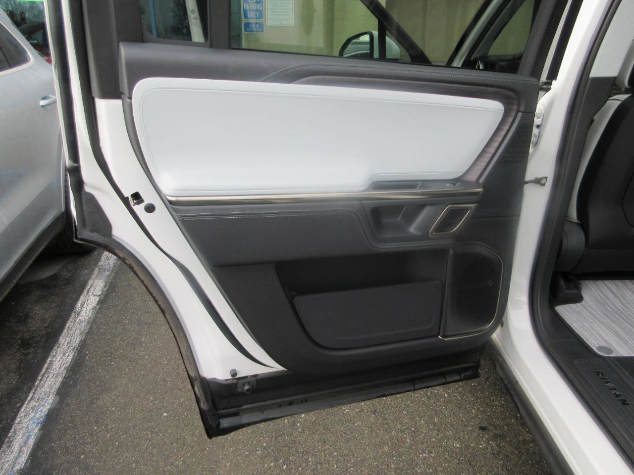 Used 2023 Rivian R1S Launch Edition image 42