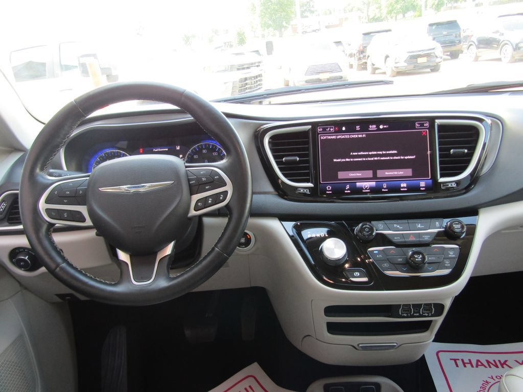 Used 2021 Chrysler Pacifica Touring-L FWD image 5