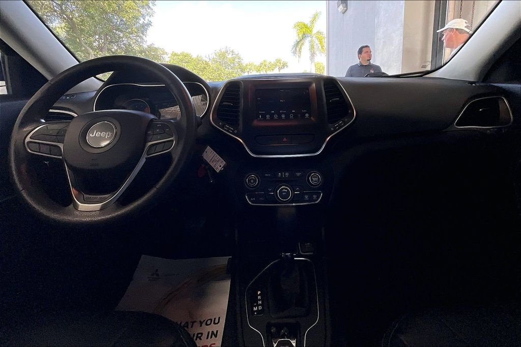 Used 2020 Jeep Cherokee Latitude FWD image 6