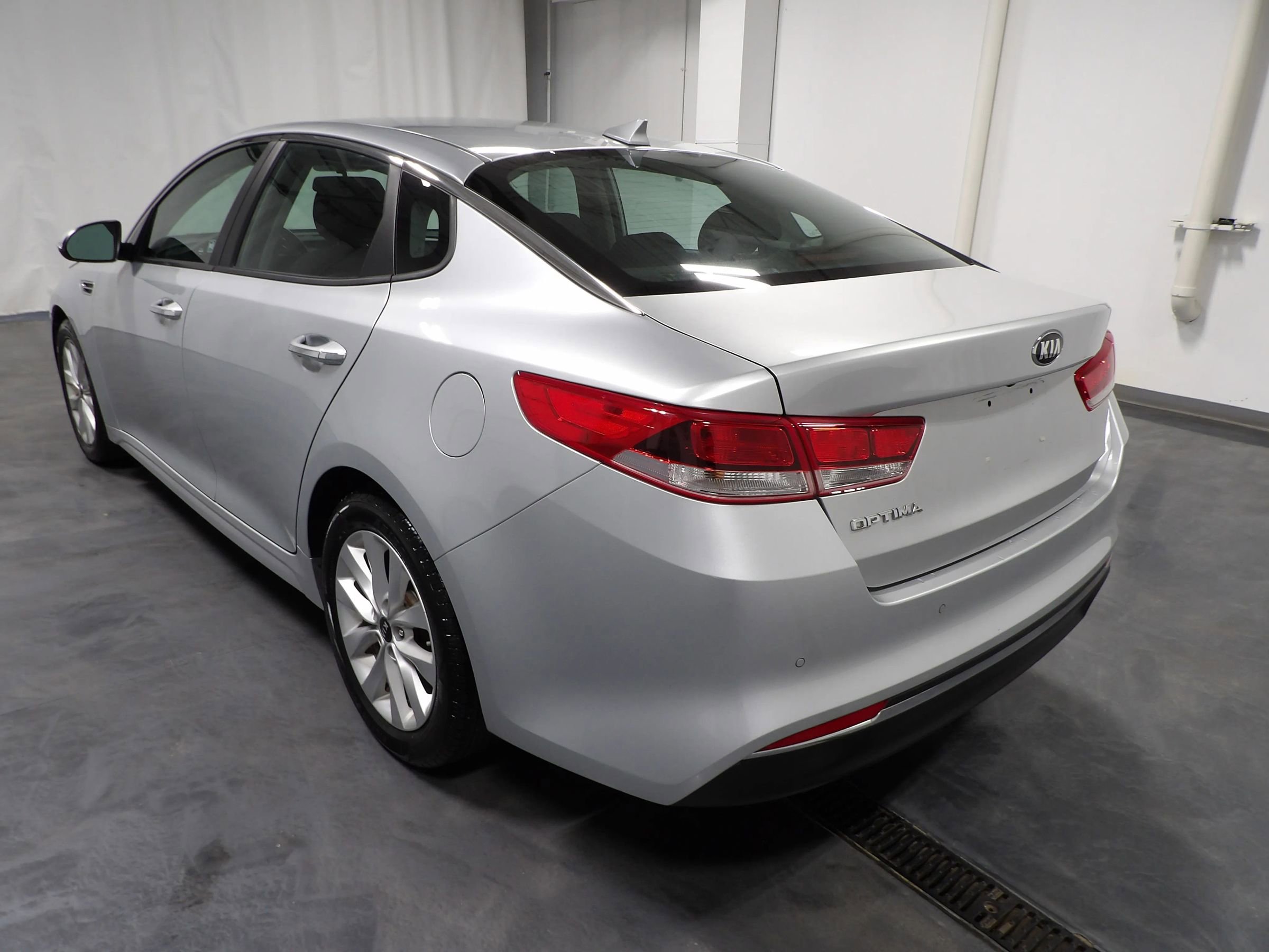 Used 2018 Kia Optima LX w/ 17" Alloy Wheels Package image 6