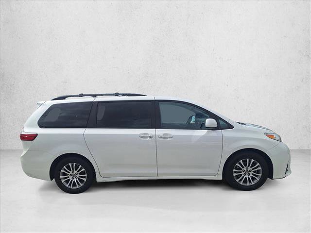 Used 2019 Toyota Sienna XLE Premium w/ Carpet Mat Package FWD image 4