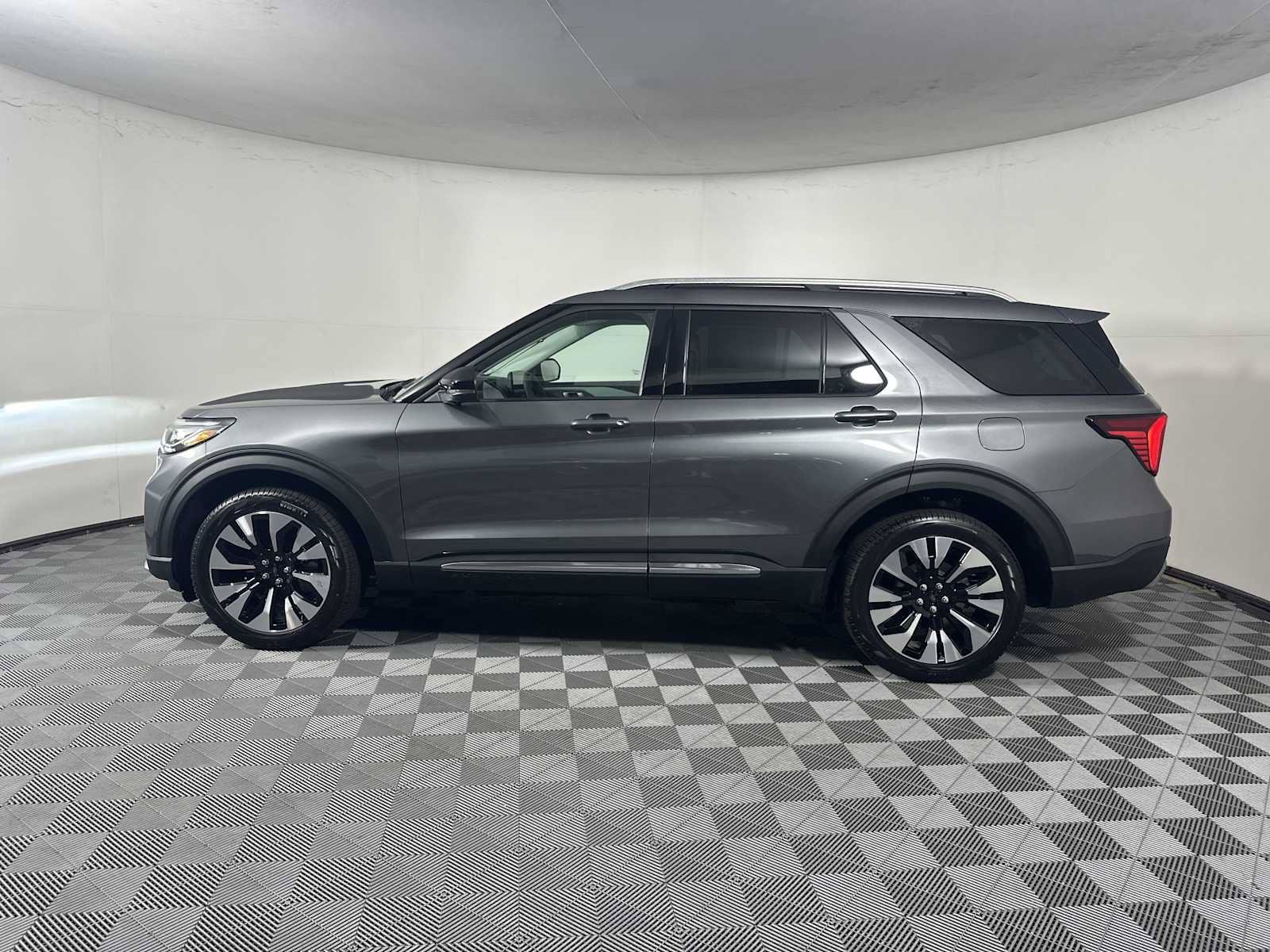 New 2026 Ford Explorer Platinum w/ LUX Leather Package AWD/4WD image 4