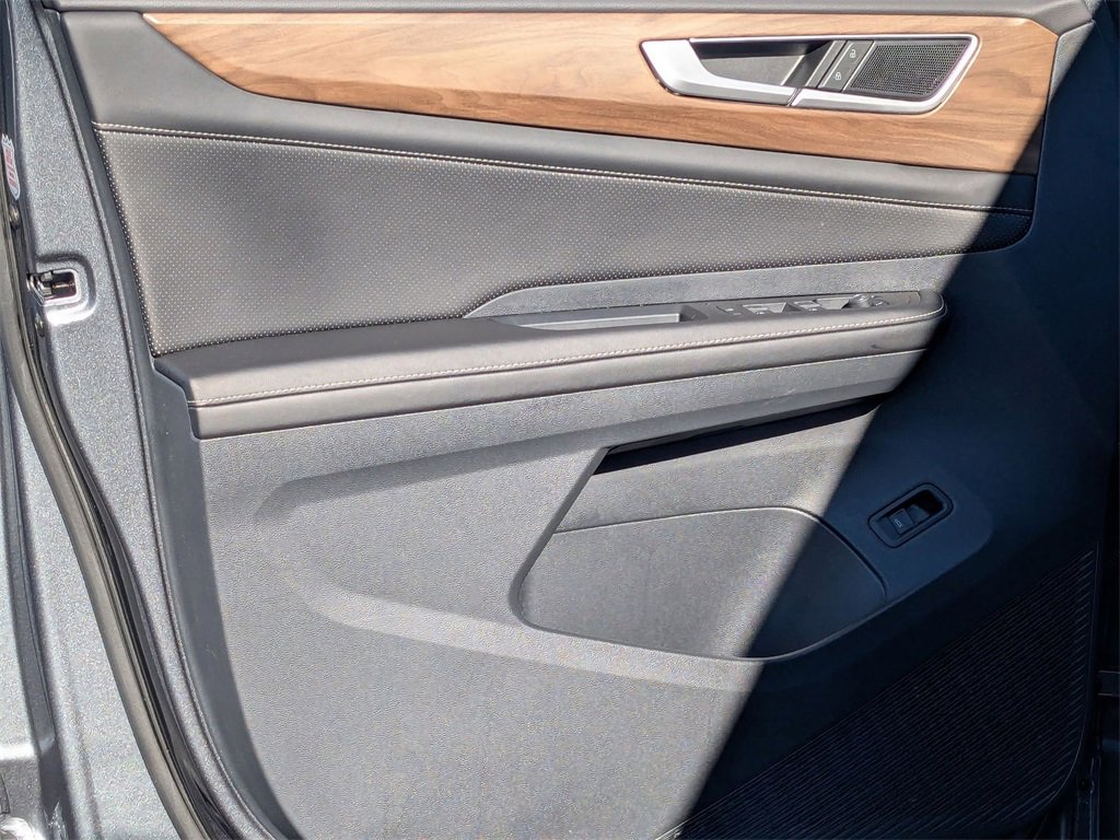 Used 2025 Volkswagen Atlas SE image 13