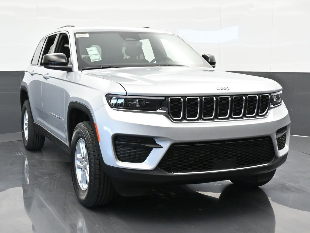 Used 2024 Jeep Grand Cherokee Laredo w/ Trailer Tow Package image 9