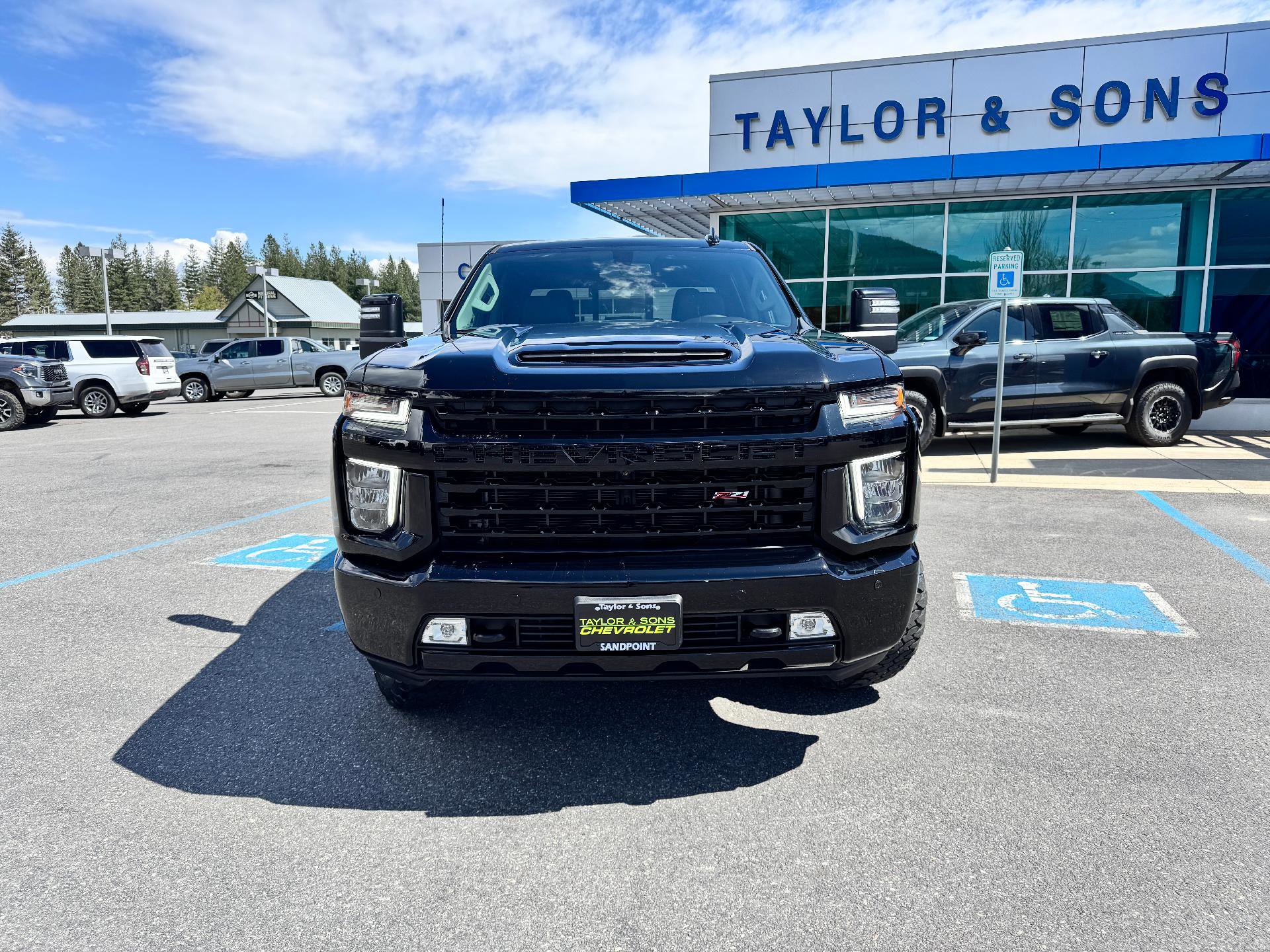 Used 2022 Chevrolet Silverado 2500 LTZ w/ LTZ Plus Package AWD/4WD image 2