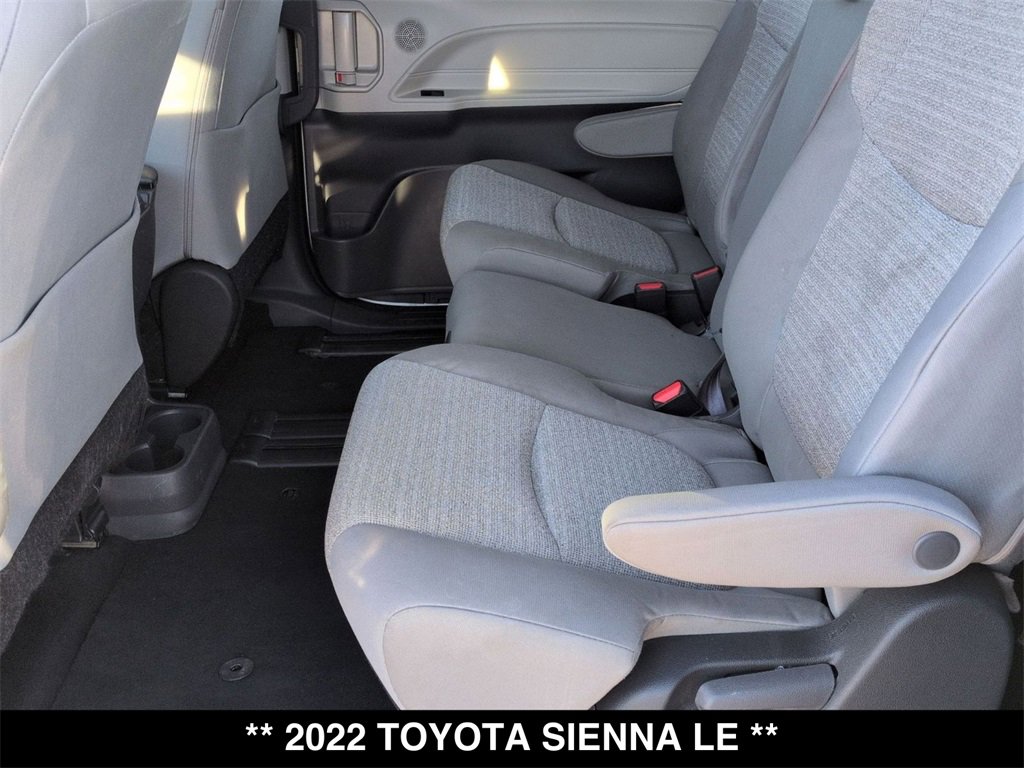 Used 2022 Toyota Sienna LE image 3