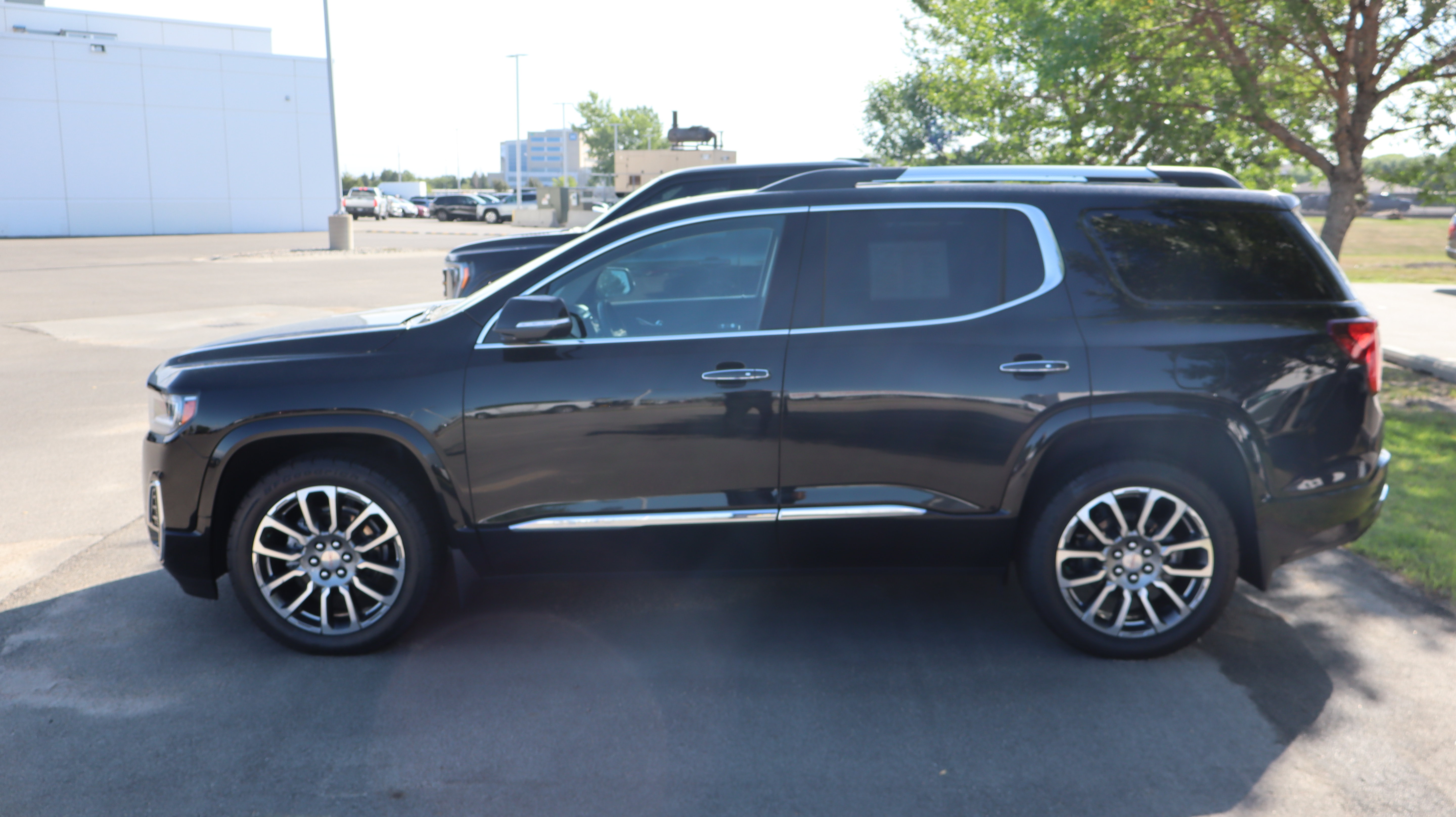 Used 2023 GMC Acadia Denali w/ Denali Technology Package AWD/4WD image 4