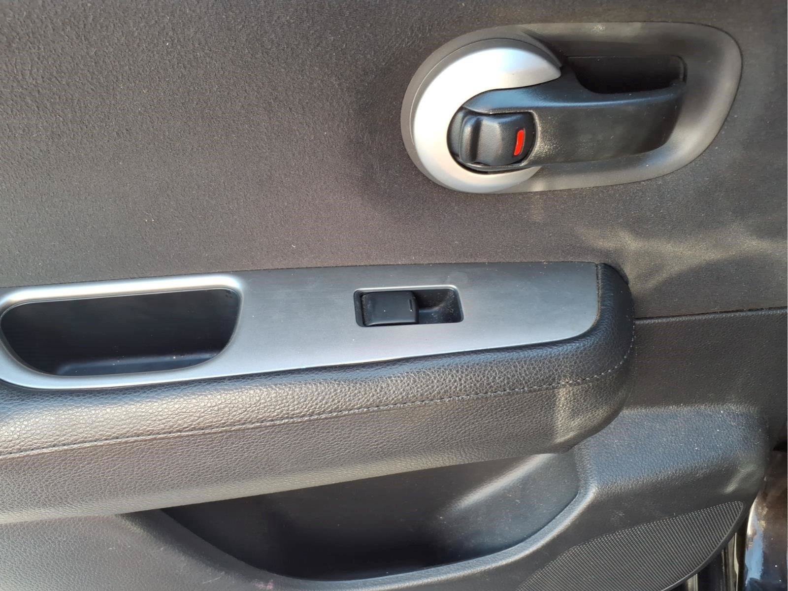 Used 2010 Nissan Versa Hatchback FWD image 13