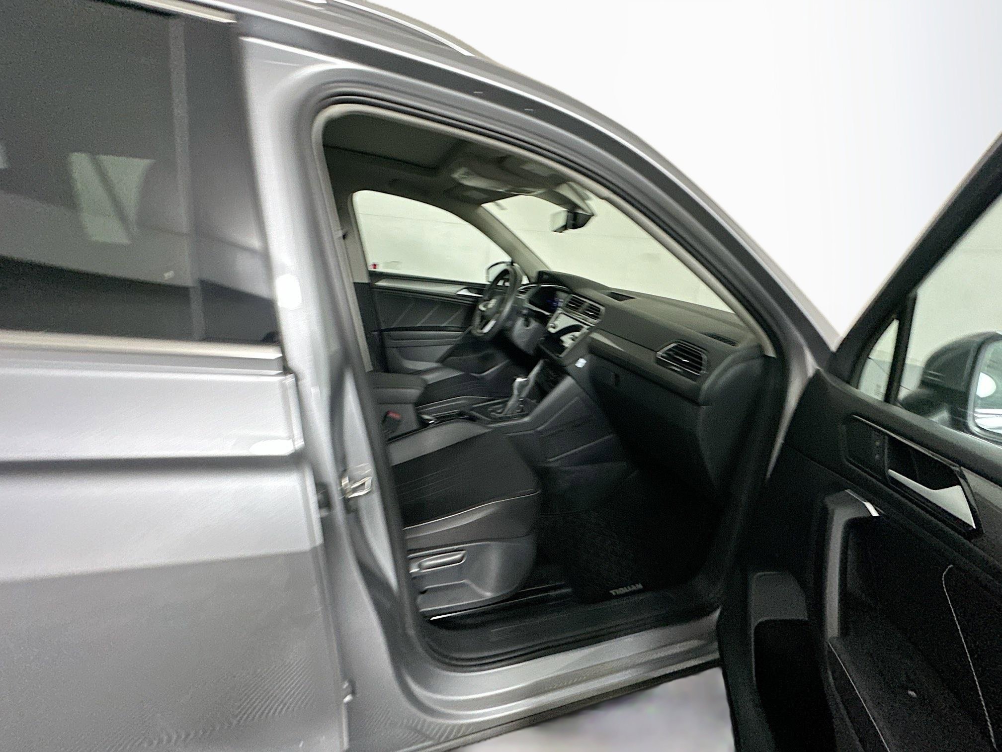 Used 2022 Volkswagen Tiguan SE w/ Panoramic Sunroof Package image 31