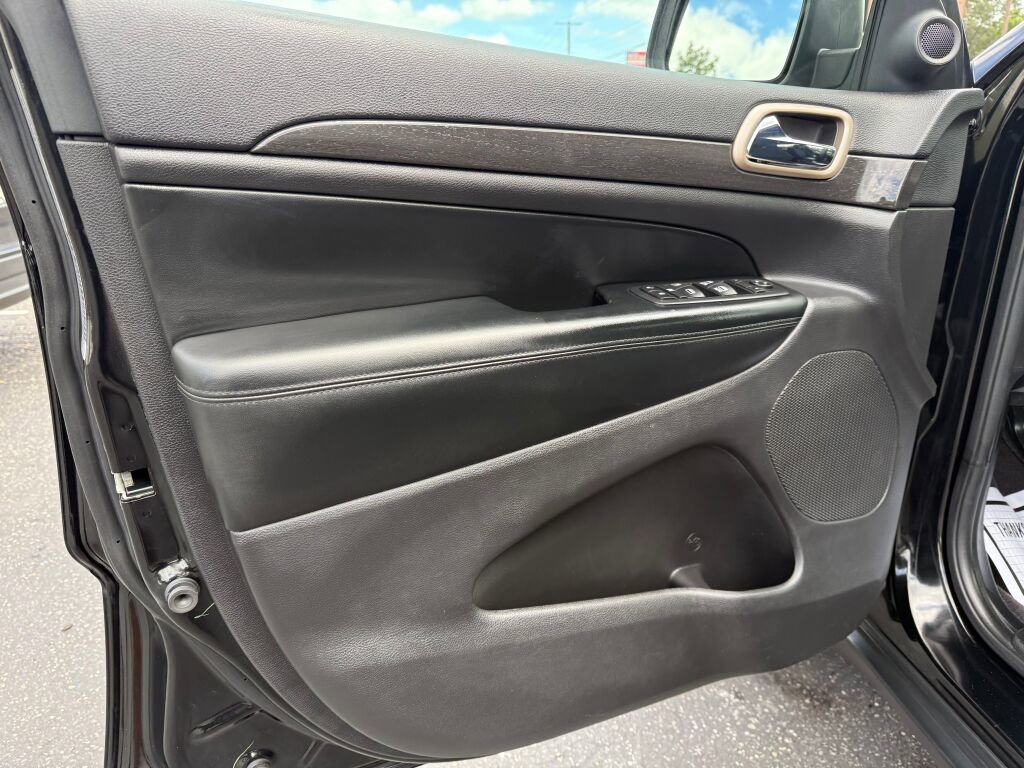 Used 2017 Jeep Grand Cherokee Laredo w/ Quick Order Package 23E image 9