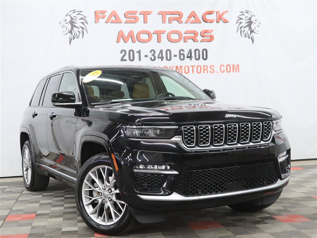 Used 2023 Jeep Grand Cherokee Summit w/ Luxury Tech Group V AWD/4WD image 3