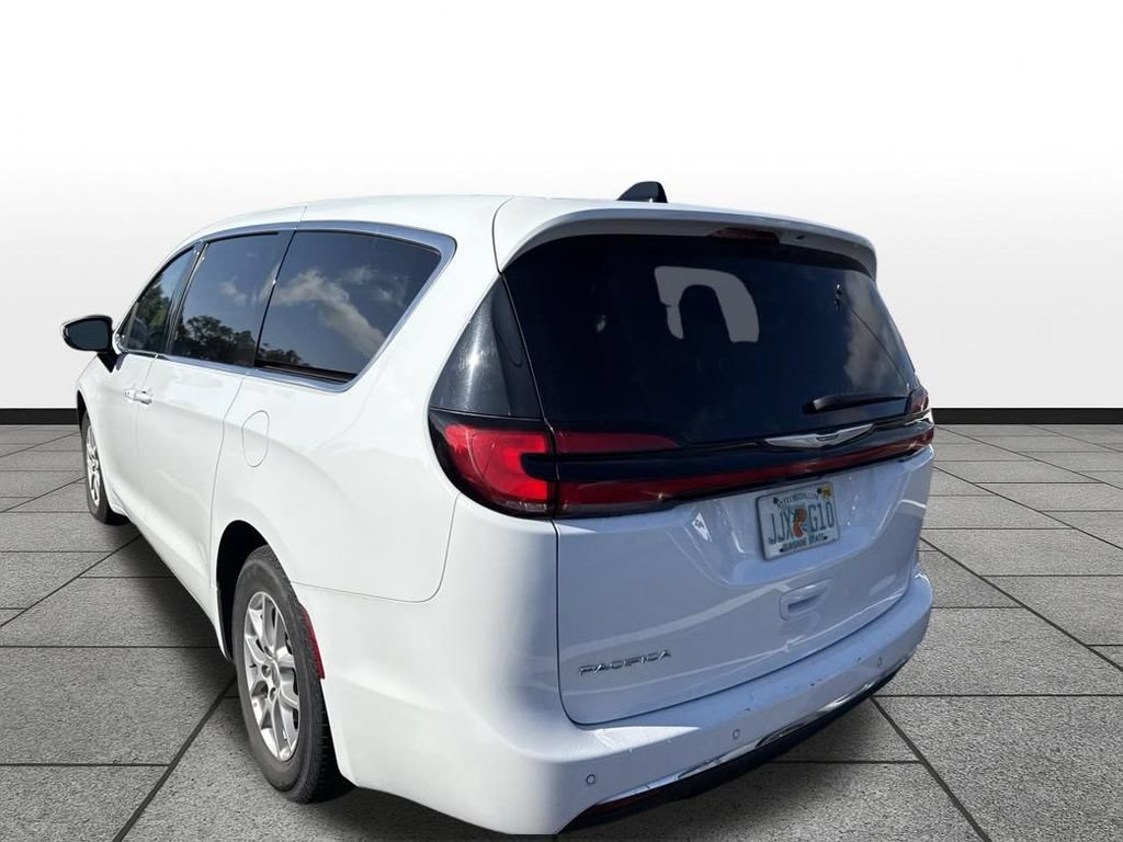 Used 2023 Chrysler Pacifica Touring-L FWD image 7