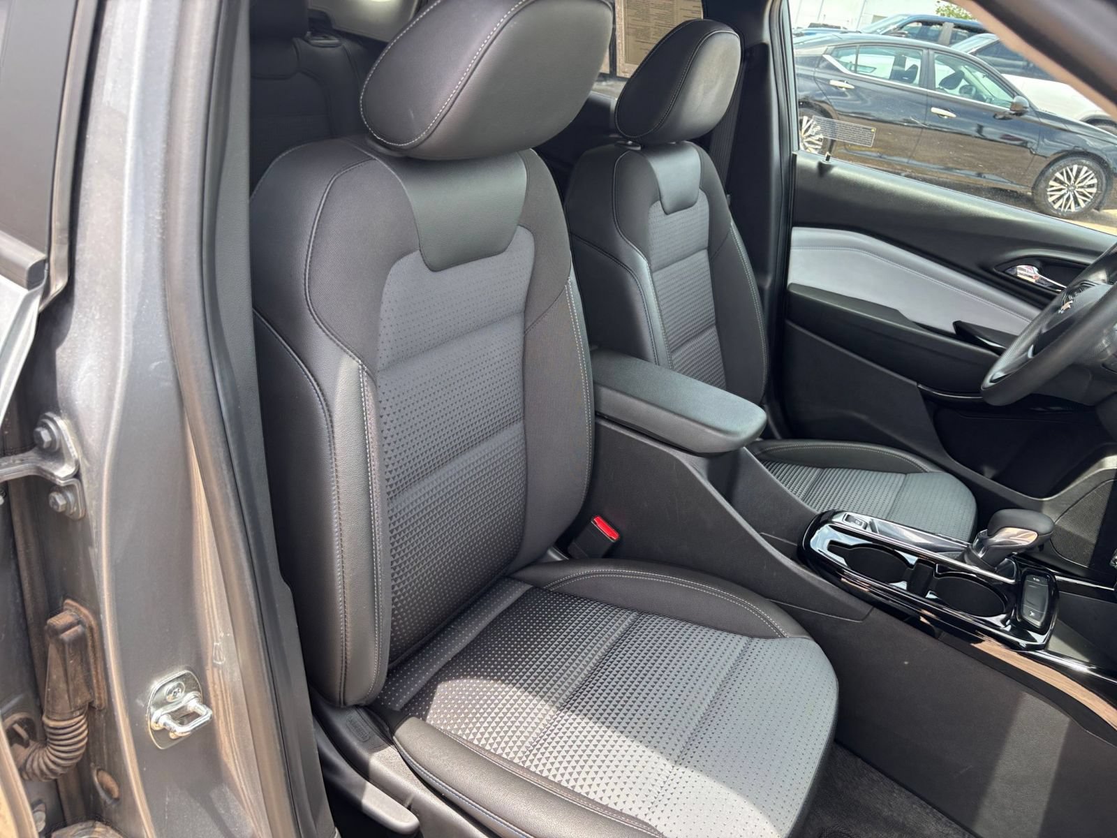 Used 2025 Chevrolet Trax LT FWD image 30