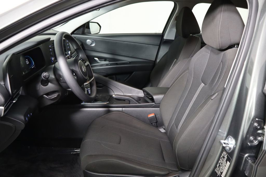 Used 2025 Hyundai Elantra SE FWD image 14
