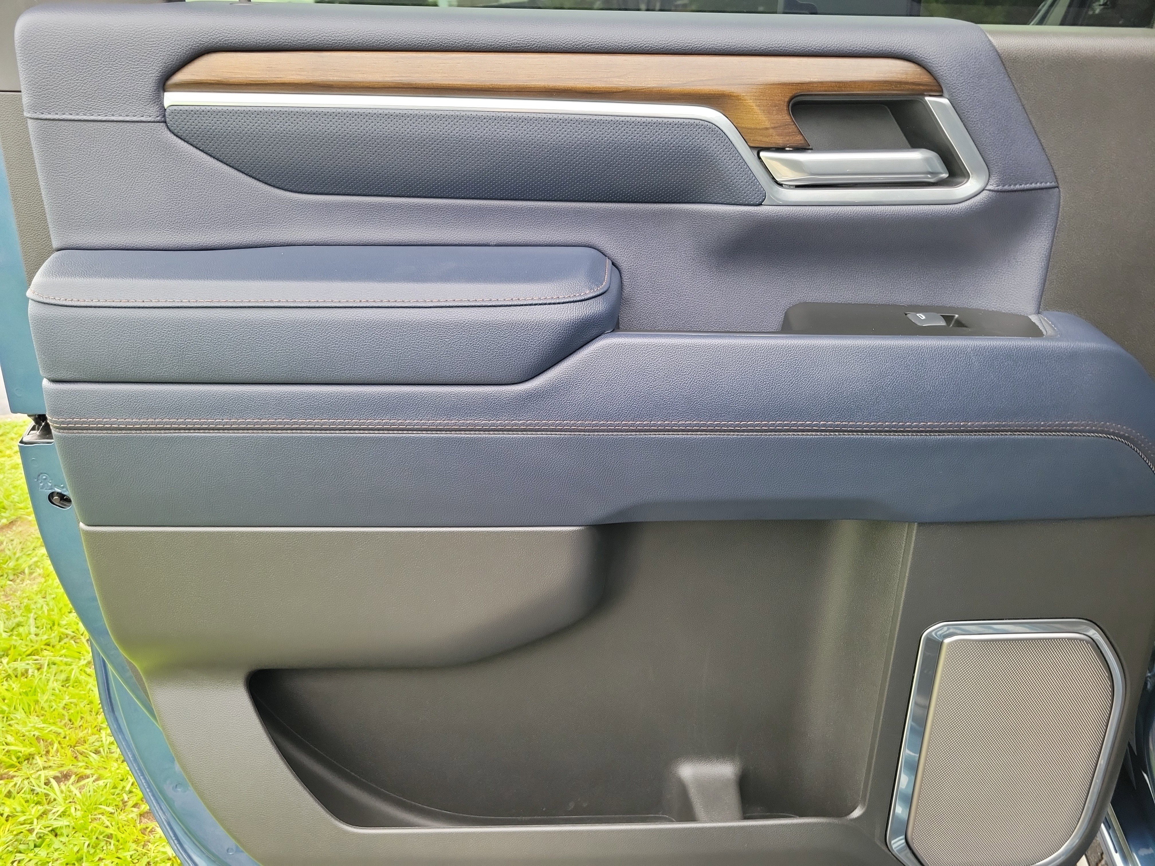 Used 2025 Chevrolet Silverado 3500 High Country w/ Technology Package image 10