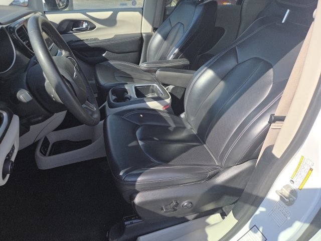 Used 2023 Chrysler Pacifica Touring-L FWD image 15