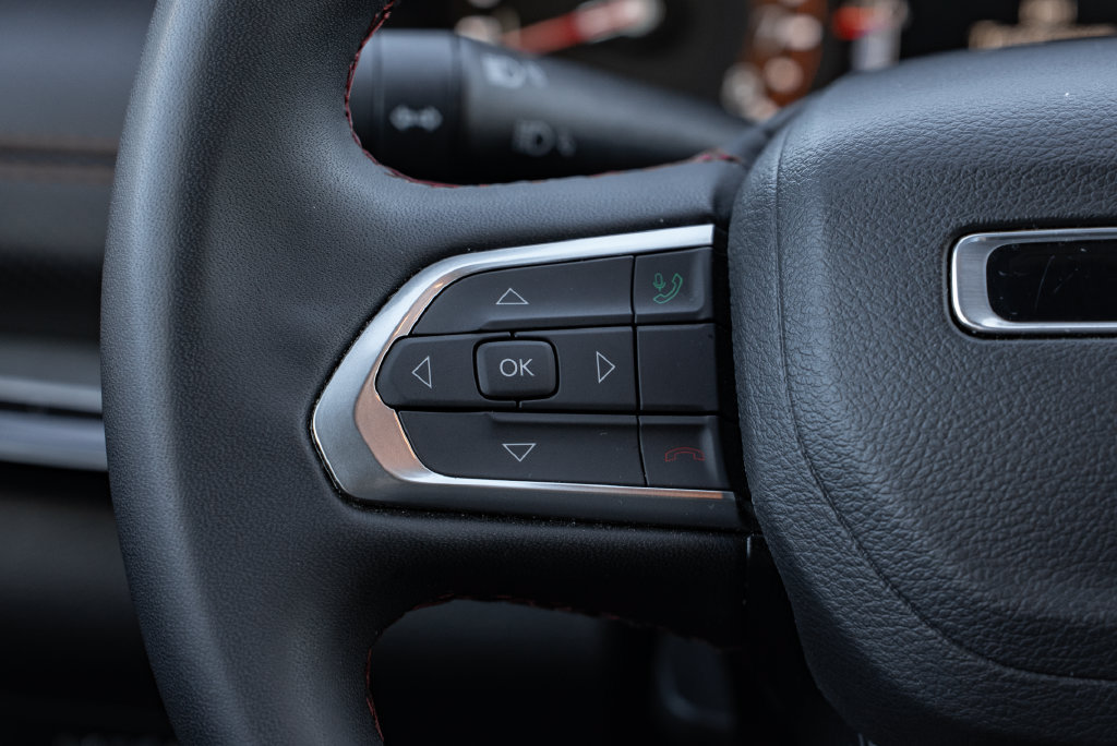Used 2025 Jeep Compass Trailhawk AWD/4WD image 14