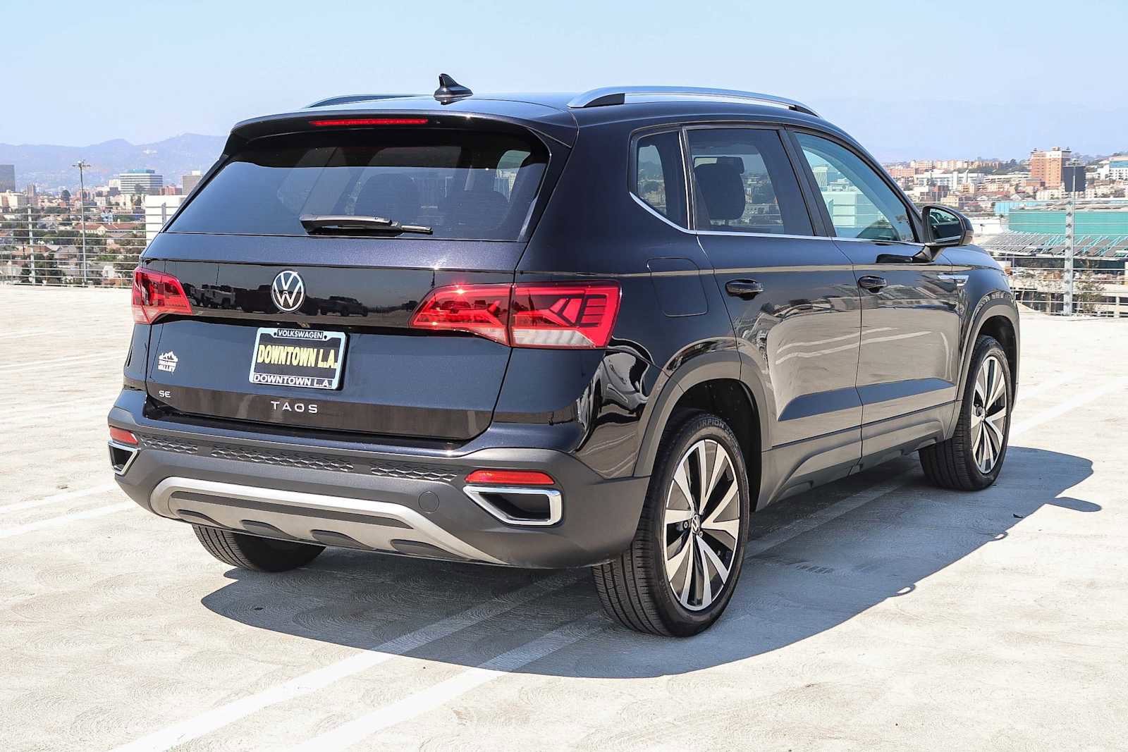 Used 2022 Volkswagen Taos SE image 4