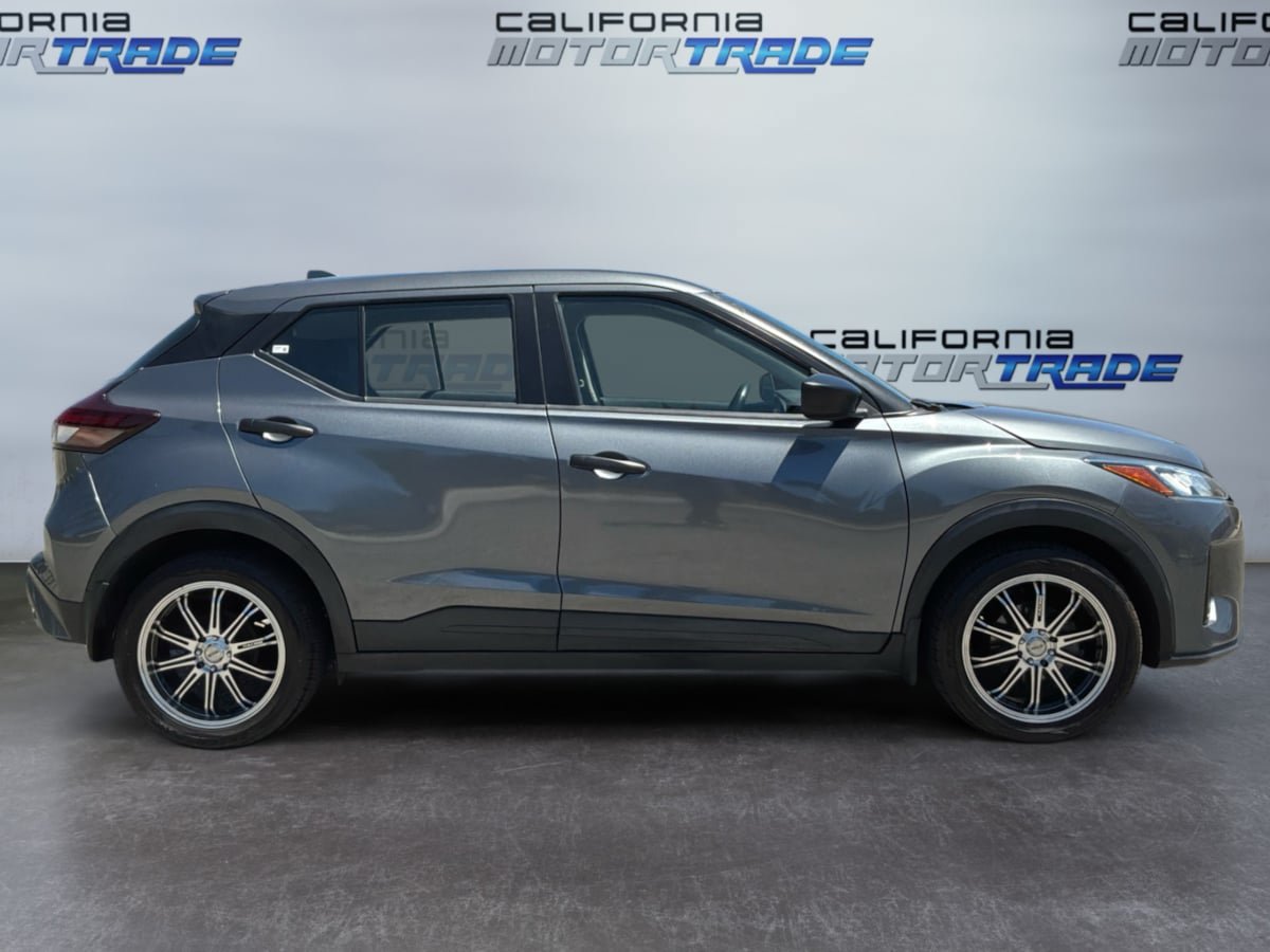 Used 2023 Nissan Kicks S FWD image 4