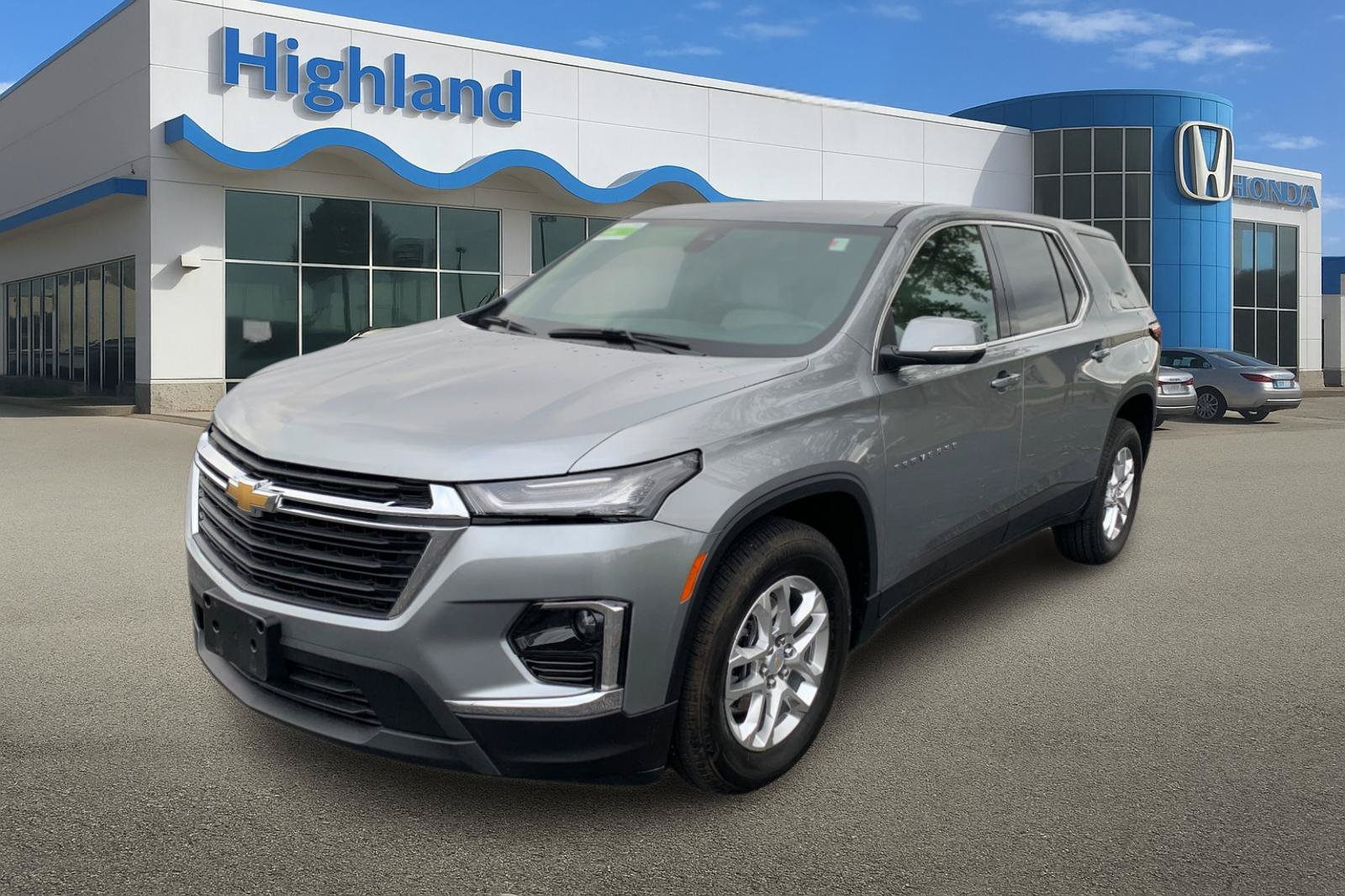 Used 2023 Chevrolet Traverse LS w/ Safety Package AWD/4WD image 1