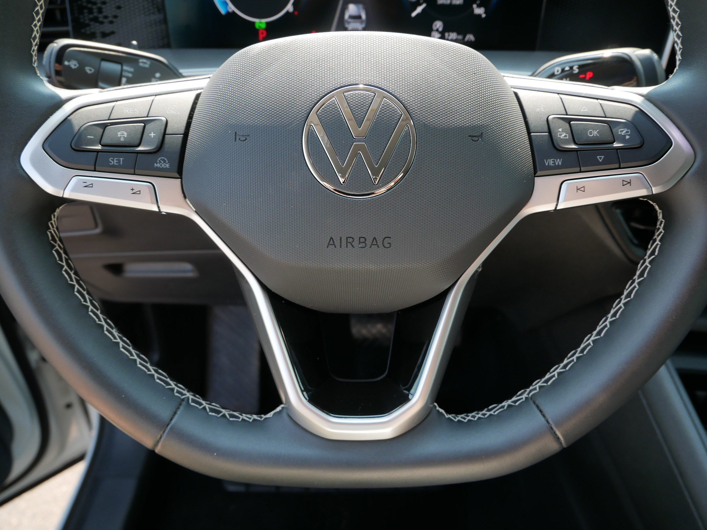 Certified 2025 Volkswagen Tiguan SE AWD/4WD image 25