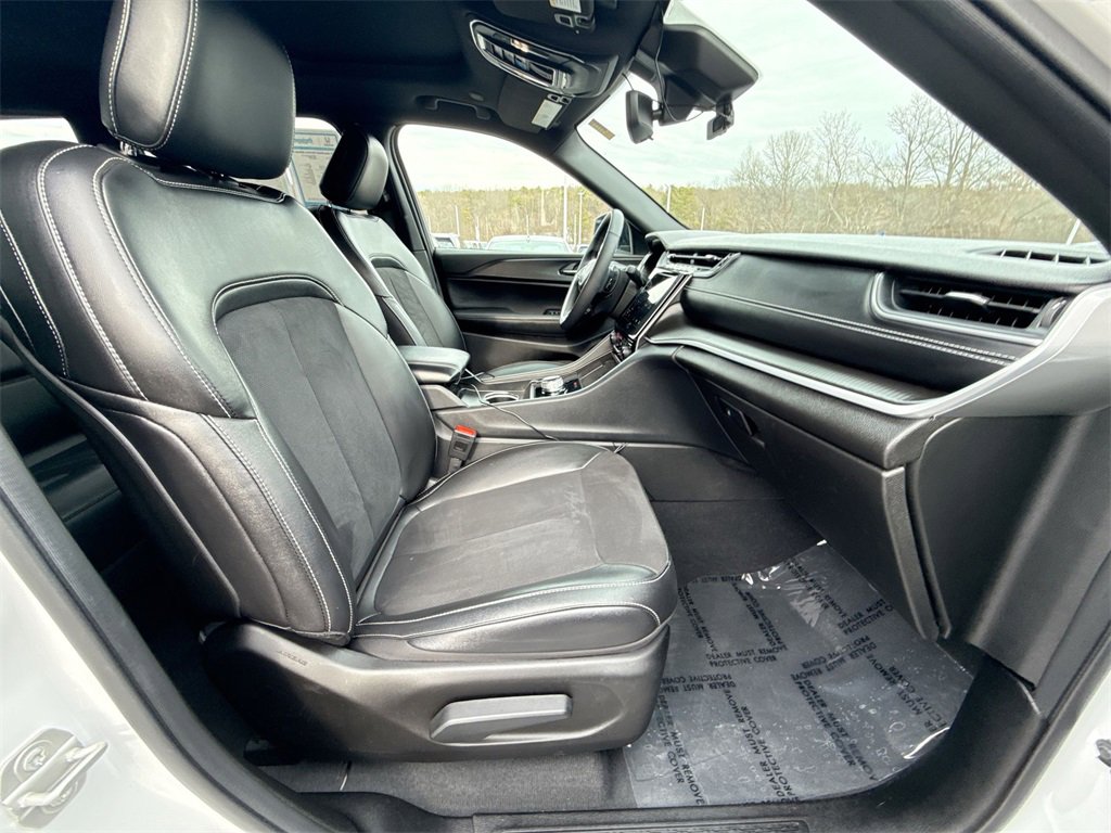 Used 2024 Jeep Grand Cherokee Altitude image 25