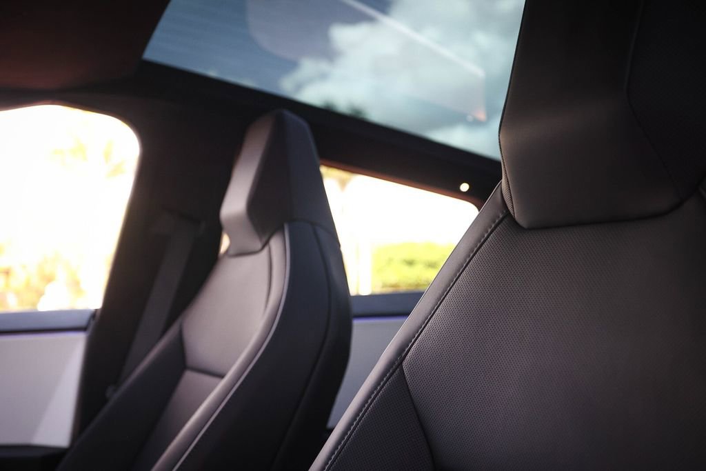 Used 2024 Tesla Cybertruck AWD Crew Cab image 35