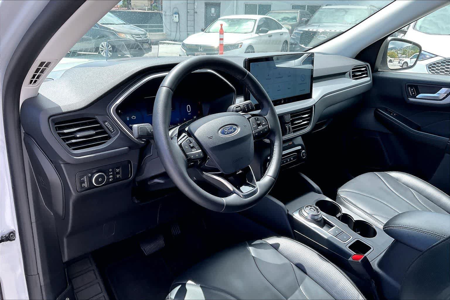 Used 2025 Ford Escape SE w/ PHEV Premium Package FWD image 2